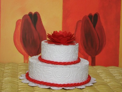 Cake bianca con fiore rosso