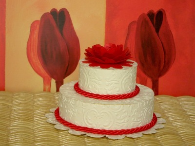 Cake panna con fiore rosso